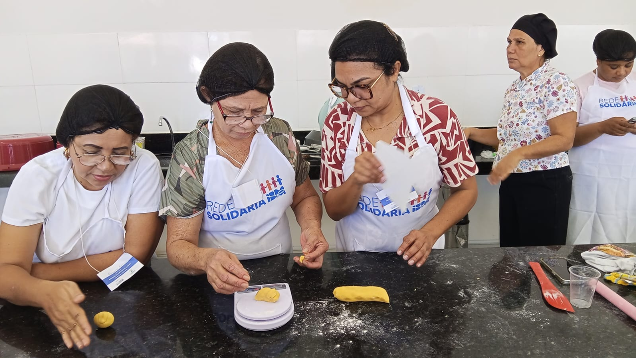 Alunas na oficina de pães e pizzas