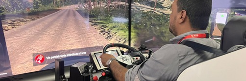 Motorista faz treinamento no Smart Driver Simulador
