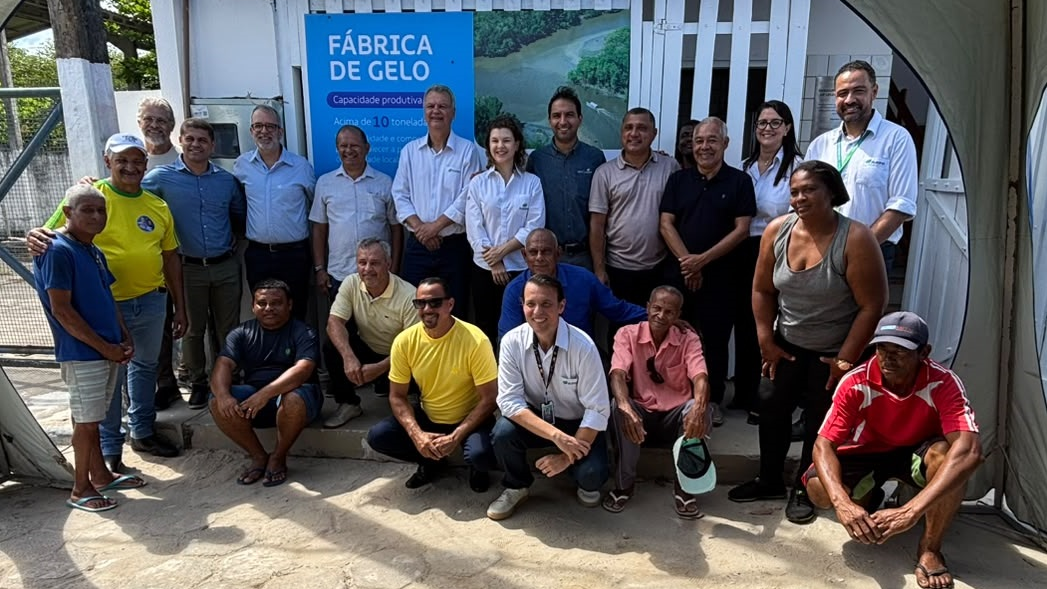 Representantes da Suzano, Prefeitura e Colônia Z-35 durante inauguração da Fábrica de Gelo de Mucuri