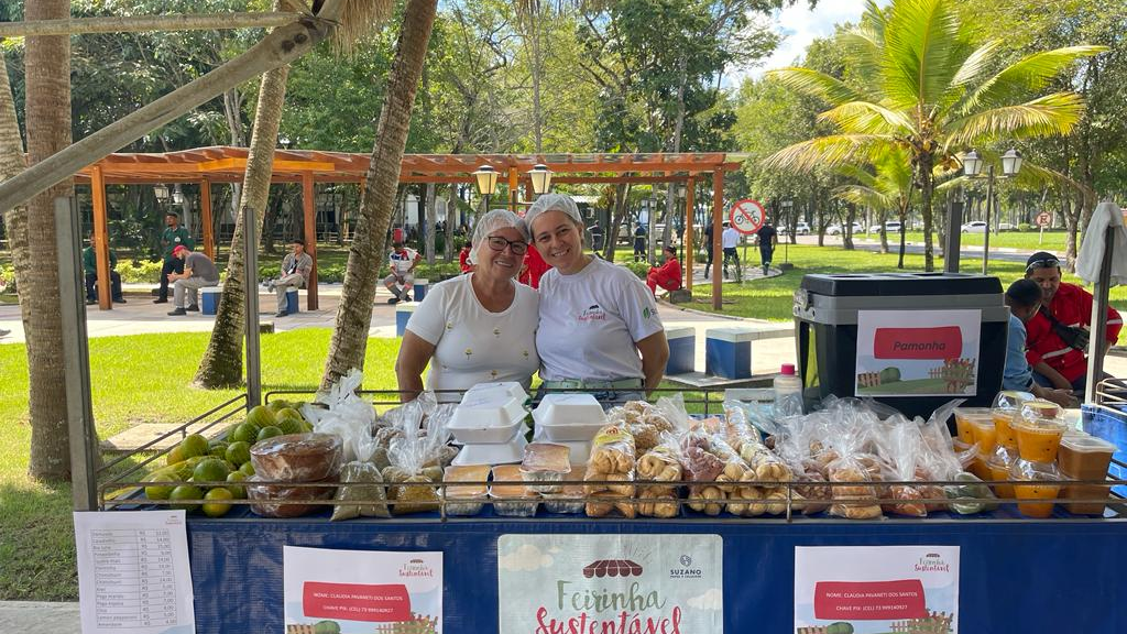 Vandete Pavaneti e a filha Cláudia Pavaneti paticipam do projeto Feirinha Sustentável na Suzano
