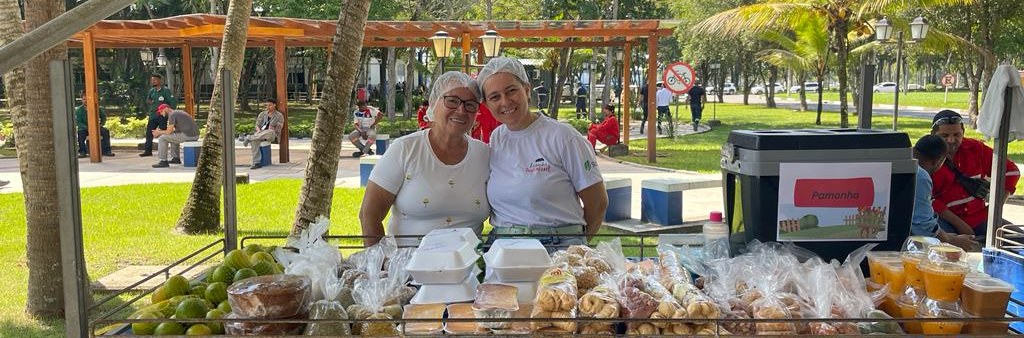 Vandete Pavaneti e a filha Cláudia Pavaneti paticipam do projeto Feirinha Sustentável na Suzano