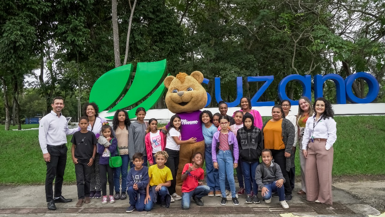 Visita de alunos da escola pública à fábrica de Mucuri (BA)