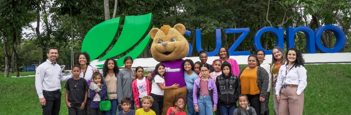 Visita de alunos da escola pública à fábrica de Mucuri (BA)