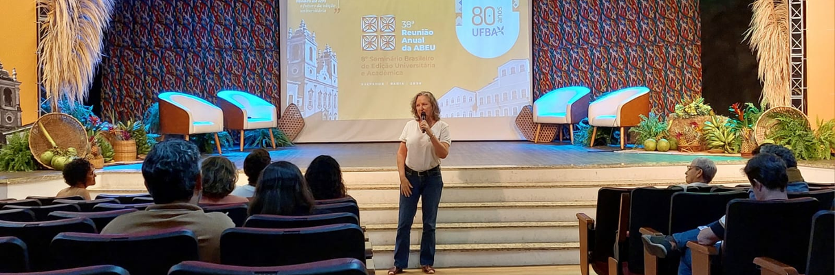 Yara apresentando #CirculeUmLivro