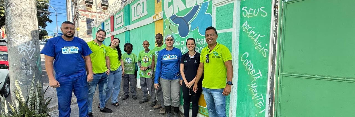 Equipe da Suzano em visita a organização de catadores, em Salvador (BA). Fotos: Divulgação.